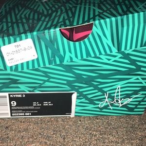 Kyrie 3- PERFECT CONDITION Sz: 9